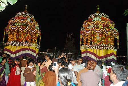 ಗುಬ್ಬಿಯ ಚನ್ನಬಸವೇಶ್ವರಸ್ವಾಮಿ, ಮಲ್ಲಿಕಾರ್ಜುನಸ್ವಾಮಿ ಹಾಗೂ ಪಾರ್ವತಮ್ಮನವರ ಹೂವಿನ ವಾಹನ ಮಹೋತ್ಸವ ಸೋಮವಾರ ರಾತ್ರಿ ವಿಜೃಂಭಣೆಯಿಂದ ಸಾವಿರಾರು ಭಕ್ತರ ಸಮ್ಮುಖದಲ್ಲಿ ಜರುಗಿತು.