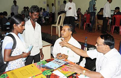 ಹುಬ್ಬಳ್ಳಿ ಸರ್ಕಾರಿ ಮಹಿಳಾ ಪಾಲಿಟೆಕ್ನಿಕ್ನ ಡಿಪ್ಲೊಮಾ ಕೌನ್ಸೆಲಿಂಗ್ ಕೇಂದ್ರಕ್ಕೆ ತಂದೆಯ ಜೊತೆ ಬಂದ ಬಳ್ಳಾರಿಯ ಪುಟ್ಟಮ್ಮಳಿಗೆ ಹಣ ನೀಡಿ ನೆರವಾದ ಪ್ರಾಚಾರ್ಯ ಜಿ.ಎಂ.ಗೋಣಿ ಸಲಹೆ ನೀಡಿದರು. ಎಸ್.ಟಿ . ಭೈರಪ್ಪನವರ ಜೊತೆಗಿದ್ದರು.