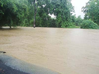 ನರಸಿಂಹರಾಜಪುರ ತಾಲ್ಲೂಕಿನಾದ್ಯಂತ ಬುಧವಾರ ಭಾರಿ ಪ್ರಮಾಣದಲ್ಲಿ ಮಳೆ ಸುರಿದ ಪರಿಣಾಮ ಮುತ್ತಿನಕೊಪ್ಪ ಮತ್ತು ಮುಡುಬ ಗ್ರಾಮ ಸಂಪರ್ಕ ಕಲ್ಪಿಸುವ ಸೇತುವೆ ಜಲಾವೃತವಾಗಿದೆ.