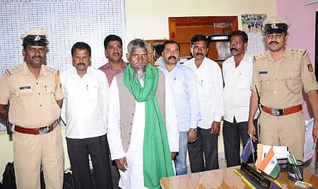 ಬಾಬಾ ವೇಷದಲ್ಲಿ ಆರೋಪಿ ಶ್ರೀನಿವಾಸ್ ನನ್ನು ಮಂಗಳವಾರ ರಾಯಚೂರು ಡಿ.ಎಸ್.ಪಿ ಕಚೇರಿಯಲ್ಲಿ ಪಶ್ಚಿಮ ಠಾಣೆಯ ಸಿಪಿಐ ವಿನೋದ ಮುಕ್ತೇದಾರ, ಪಿಎಸ್ಐ ನದಾಫ್ ಹಾಗೂ ಪೊಲೀಸ್ ಸಿಬ್ಬಂದಿ ಹಾಜರುಪಡಿಸಿದರು