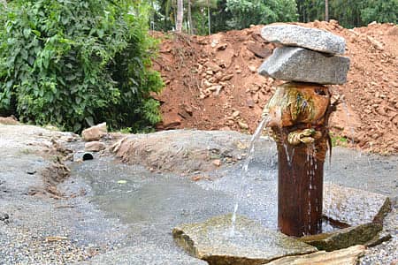 ಹಾರೋಹಳ್ಳಿ ಹೋಬಳಿಯ ಎರೇಹಳ್ಳಿ ಗ್ರಾಮದ ಕೊಳವೆ ಬಾವಿಯಲ್ಲಿ ಮೋಟಾರು, ಪಂಪು, ವಿದ್ಯುತ್ ಸಂಪರ್ಕ ಇಲ್ಲದಿದ್ದರೂ ಸರಾಗವಾಗಿ ಹರಿದು ಬರುತ್ತಿರುವ ನೀರು 			 	(ಚಿತ್ರ-ಚಂದ್ರೇಗೌಡ)