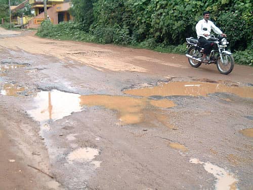 ಹಲವು ವರ್ಷಗಳಿಂದ ದುರಸ್ತಿ ಕಾಣದೆ ಗುಂಡಿ ಬಿದ್ದಿರುವ ಶನಿವಾರಸಂತೆ ಸಮೀಪದ ಬೈಪಾಸ್ ರಸ್ತೆ.