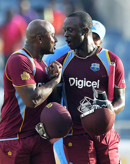 ಗೆಲುವಿನ ಸಂಭ್ರಮದಲ್ಲಿ ಕೆಮರ್ ರೋಚ್ ಮತ್ತು ಟಿನೊ ಬೆಸ್ಟ್ - ಎಎಫ್ಪಿ ಚಿತ್ರ