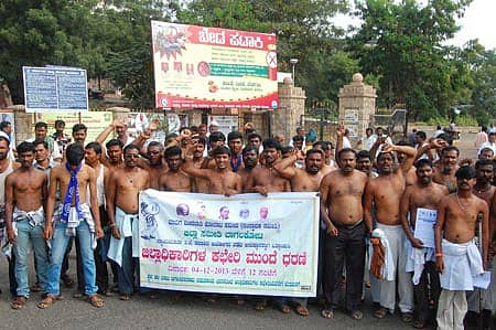 ಬಾಗಲಕೋಟೆ ನವನಗರದ ಜಿಲ್ಲಾಡಳಿತ ಭವನದ ಮುಂಭಾಗ ಬುಧವಾರ ಮಾದಿಗ ಮೀಸಲಾತಿ ಹೋರಾಟ ಸಮಿತಿ(ಸಂಸ್ಥಾಪಕ) ಪದಾಧಿಕಾರಿಗಳು, ನ್ಯಾಯಮೂರ್ತಿ ಎ.ಜೆ.ಸದಾಶಿವ ಆಯೋಗದ ವರದಿ ಅಂಗೀಕಾರಕ್ಕೆ ಆಗ್ರಹಿಸಿ ಅರೆಬೆತ್ತಲೆ ಪ್ರತಿಭಟನೆ ನಡೆಸಿದರು.