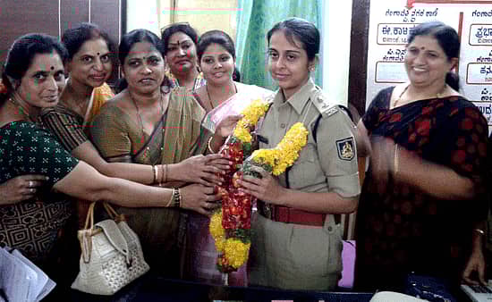 ಗಂಗಾವತಿಗೆ ಮಂಗಳವಾರ ಭೇಟಿ ನೀಡಿದ ಜಿಲ್ಲೆಯ ಮೊದಲ ಮಹಿಳಾ ಎಸ್ಪಿ ರೋಹಿಣಿ ಅವರನ್ನು ಮಹಿಳಾ ವೇದಿಕೆಯ ಮುಖಂಡರು ಸ್ವಾಗತಿಸಿದರು