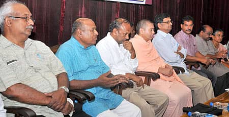 ಮೈಸೂರಿನ ಕಲಾಮಂದಿರದ ಮನೆಯಂಗಳದಲ್ಲಿ ಶುಕ್ರವಾರ ಏರ್ಪಡಿಸಿದ್ದ ‘ಮೌಢ್ಯ ಪ್ರತಿಬಂಧಕ ಕಾಯ್ದೆ ಅನುಷ್ಠಾನ’ ಕುರಿತ ಸಂವಾದದಲ್ಲಿ ಡಾ.ಮಳಲಿ ವಸಂತಕುಮಾರ್, ಕಾಳೇಗೌಡ ನಾಗವಾರ, ವೀರಭದ್ರ ಚನ್ನಮಲ್ಲ ಸ್ವಾಮೀಜಿ, ಹಿ.ಶಿ. ರಾಮಚಂದ್ರೇಗೌಡ, ಕೆ.ಎಸ್. ಶಿವರಾಮು, ಎಂ. ಚಂದ್ರಶೇಖರ್, ಡಾ.ರತಿರಾವ್ ಪಾಲ್ಗೊಂಡಿದ್ದರು