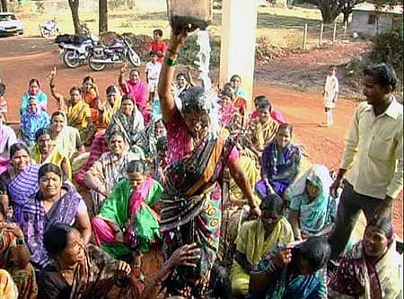 ತಮ್ಮನ್ನೇ ಕೆಲಸಕ್ಕೆ ತೆಗೆದುಕೊಳ್ಳುವಂತೆ ಒತ್ತಾಯಿಸಿ ಮಹಾನಗರ ಪಾಲಿಕೆ ಗುತ್ತಿಗೆ ಪೌರಕಾರ್ಮಿಕರು ಬೆಳಗಾವಿಯ ಕಾರ್ಮಿಕ ಇಲಾಖೆ ಕಚೇರಿ ಎದುರು ಬುಧವಾರ ಪ್ರತಿಭಟನೆ ನಡೆಸುತ್ತಿದ್ದಾಗ ಮಹಿಳೆಯೊಬ್ಬರು ಸೀಮೆ ಎಣ್ಣೆ ಸುರಿದುಕೊಂಡು ಆತ್ಮಹತ್ಯೆಗೆ ಯತ್ನಿಸಿದರು.