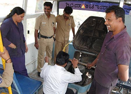 ಬಳ್ಳಾರಿ ತಾಲ್ಲೂಕಿನ ಮೋಕಾ ಗ್ರಾಮದ ಬಸ್‌ ನಿಲ್ದಾಣದಲ್ಲಿ ಬುಧವಾರ ಮಧ್ಯಾಹ್ನ ಸಾರಿಗೆ ಸಂಸ್ಥೆಯ ಬಸ್‌ನಲ್ಲಿ ಆಕಸ್ಮಿಕ ಬೆಂಕಿ ಕಾಣಿಸಿಕೊಂಡ ಹಿನ್ನೆಲೆಯಲ್ಲಿ ಮೆಕ್ಯಾನಿಕ್‌ ಸಿಬ್ಬಂದಿ  ದುರಸ್ತಿ ಮಾಡಿದರು.