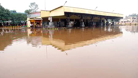 ಕೃಷ್ಣರಾಜಪೇಟೆಯಲ್ಲಿ ಶನಿವಾರ ರಾತ್ರಿ ಸುರಿದ ಗುಡುಗು, ಸಿಡಿಲುಸಹಿತ ಮಳೆಯಿಂದಾಗಿ ರಾಜ್ಯ ರಸ್ತೆ ಸಾರಿಗೆ ನಿಗಮದ ಬಸ್ ನಿಲ್ದಾಣ ಕೆರೆಯಂತಾಗಿತ್ತು.