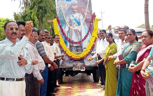 ಶ್ರೀರಂಗಪಟ್ಟಣದಲ್ಲಿ ಮಂಗಳವಾರ ತಾಲ್ಲೂಕು ಆಡಳಿತ ಏರ್ಪಡಿಸಿದ್ದ ರಾಜರ್ಷಿ ನಾಲ್ವಡಿ ಕೃಷ್ಣರಾಜ ಒಡೆಯರ್ ಜಯಂತಿ ಕಾರ್ಯಕ್ರಮದಲ್ಲಿ ತಾಲ್ಲೂಕು ಮಟ್ಟದ ಅಧಿಕಾರಿಗಳು ನಾಲ್ವಡಿ ಅವರ ಭಾವಚಿತ್ರಕ್ಕೆ ಪುಷ್ಪ ನಮನ ಸಲ್ಲಿಸಿದರು.