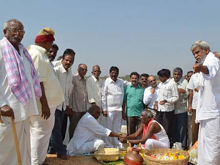 ತುರುವೇಕೆರೆ ತಾಲ್ಲೂಕು ಮಲ್ಲಾಘಟ್ಟದಲ್ಲಿ ಗಂಗಾಪೂಜೆ ನಡೆಸುವ ಮೂಲಕ ಕೃಷಿ ಚಟುವಟಿಕೆಗಳಿಗೆ ಕೆರೆಯಿಂದ ನೀರು ಹರಿಸುವ ಪ್ರಕ್ರಿಯೆಗೆ ಮಂಗಳವಾರ ಚಾಲನೆ ನೀಡಲಾಯಿತು. ಶಾಸಕ ಎಂ.ಟಿ.ಕೃಷ್ಣಪ್ಪ, ನೀರು ಬಳಕೆದಾರರ ಸಂಘದ ಅಧ್ಯಕ್ಷ ಅರಳೀಕೆರೆ ಶಿವಯ್ಯ, ಡಾ.ನಂಜಪ್ಪ, ಹೇಮಾವತಿ ನಾಲಾ ವಿಭಾಗದ ಎಂಜಿನಿಯರ್ಗಳಾದ ಚಿದಾನಂದ್, ರಾಮಚಂದ್ರಪ್ಪ ಇತರರು ಚಿತ್ರದಲ್ಲಿದ್ದಾರೆ.