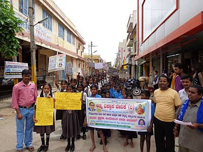 ಬಂಗಾರಪೇಟೆಯಲ್ಲಿ ಶುಕ್ರವಾರ ವಿವಿಧ ಶಾಲೆ ಸಂಘಟನೆಗಳ ವತಿಯಿಂದ ಪರಿಸರ ಸ್ವಚ್ಛತೆ ಕುರಿತು ಜಾಗೃತಿ ಮೆರವಣಿಗೆ ನಡೆಯಿತು. ಆತ್ಮ ವಿಶ್ವಾಸ ವೇದಿಕೆ ರಾಜ್ಯ ಘಟಕದ ಅಧ್ಯಕ್ಷ ಎಂ.ಎನ್.ಭಾರದ್ವಾಜ್,  ಶಿಕ್ಷಕರಾದ ಕುಮಾರ್, ರಾಮಕೃಷ್ಣಪ್ಪ, ಮರ್ದಾನ ಅಲಿ ಬಳಿಗಾರ, ಜಿ.ಆರ್.ಮಂಜುನಾಥ್ ಭಾಗವಹಿಸಿದ್ದರು