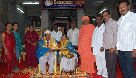 ಗದುಗಿನ ತೋಂಟದಾರ್ಯ ಮಠದಲ್ಲಿ ನಡೆದ ಶಿವಾನುಭವ ಭಕ್ತಿಸೇವೆ ವಹಿಸಿಕೊಂಡಿದ್ದ ನಿವೃತ್ತ ವಿಶೇಷ ಜಿಲ್ಲಾಧಿಕಾರಿ ಎ.ಎಂ. ಗೌಡರ ದಂಪತಿ ಅನ್ನು ಡಾ.ಸಿದ್ಧಲಿಂಗ ಸ್ವಾಮೀಜಿ ಸನ್ಮಾನಿಸಿದರು. ಪ್ರೊ. ಎಸ್.ಎನ್.ಆದಿ ಇದ್ದಾರೆ.