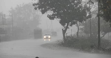 ಮಳೆಯಲ್ಲಿ ಹಾಡು ಹಗಲೇ ಕತ್ತಲಾವರಿಸಿ ಮಬ್ಬುಗತ್ತಲಿನಲ್ಲಿಯೇ ವಾಹನಗಳು ದೀಪ ಉರಿಸಿ ಸಂಚರಿಸಬೇಕಾಯಿತು.