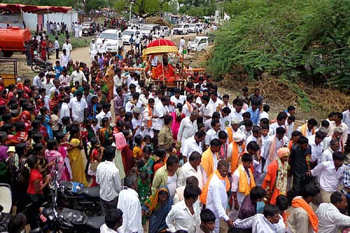 ಸಿರವಾರ ಸಮೀಪದ ನೀಲಗಲ್ ಗ್ರಾಮದಲ್ಲಿ ಬುಧವಾರ ಏರ್ಪಡಿಸಿದ್ದ ರಂಭಾಪುರಿ ಶ್ರೀಗಳ ಅಡ್ಡಪಲ್ಲಕ್ಕಿ ಮಹೋತ್ಸವದಲ್ಲಿ ನೂರಾರು ಭಕ್ತರು ಪಾಲ್ಗೊಂಡಿದ್ದರು