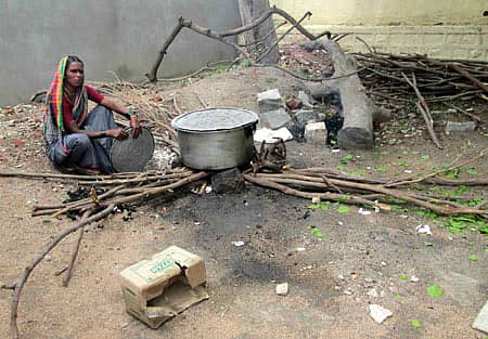 ಯಾದಗಿರಿ ಸಮೀಪದ ನಾಯ್ಕಲ್ ಗ್ರಾಮದ ಸರ್ಕಾರಿ ಪ್ರೌಢಶಾಲೆಯ ಆವರಣದಲ್ಲಿ ಬಿಸಿಯೂಟ ತಯಾರಿಸುತ್ತಿರುವ ಮಹಿಳೆ