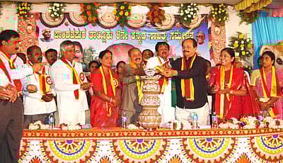 ಪಾಂಡವಪುರ ಪಟ್ಟಣದ ಟಿಎಪಿಸಿಎಂಎಸ್ ಸಭಾಂಗಣದಲ್ಲಿ ಶನಿವಾರ ನಡೆದ 4ನೇ ತಾಲ್ಲೂಕು ಕನ್ನಡ ಸಾಹಿತ್ಯ ಸಮ್ಮೇಳನವನ್ನು ಸಾಹಿತಿ ನಾಗತಿಹಳ್ಳಿ ಚಂದ್ರಶೇಖರ್ ಉದ್ಘಾಟಿಸಿ . ಸಮ್ಮೇಳನಾಧ್ಯಕ್ಷ ಬಿ. ನಾರಾಯಣಗೌಡ, ಶಾಸಕ ಕೆ.ಎಸ್. ಪುಟ್ಟಣ್ಣಯ್ಯ, ಮಾಜಿ ಶಾಸಕರಾದ ಕೆ. ಕೆಂಪೇಗೌಡ, ಸಿ.ಎಸ್. ಪುಟ್ಟರಾಜು, ಜಿಕಸಾಪ ಮೀರಾಶಿವಲಿಂಗಯ್ಯ ಇತರರು ಇದ್ದಾರೆ.