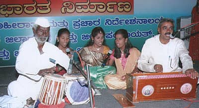 ಮುದ್ದೇಬಿಹಾಳದಲ್ಲಿ ನಡೆದ ಭಾರತ ನಿರ್ಮಾಣ ಕಾರ್ಯಕ್ರಮದಲ್ಲಿ ಸಂಗೀತ ಸೇವೆ ನೀಡುತ್ತಿರುವ ಚಂದ್ರಶೇಖರ ಪತ್ತಾರ.