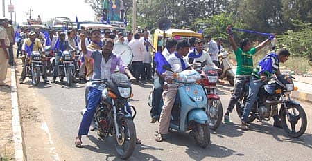 ಗದುಗಿನಲ್ಲಿ ಡಾ.ಬಿ.ಆರ್. ಅಂಬೇಡ್ಕರ್ ಅವರ 57ನೇ ಮಹಾ ಪರಿನಿರ್ವಾಣ ದಿನದ ಅಂಗವಾಗಿ ದಲಿತ ಸಂಘರ್ಷ ಸಮಿತಿ ಕಾರ್ಯಕರ್ತರು ನಗರದಲ್ಲಿ ಬೈಕ್ ರಾಲಿ ನಡೆಸಿದರು.