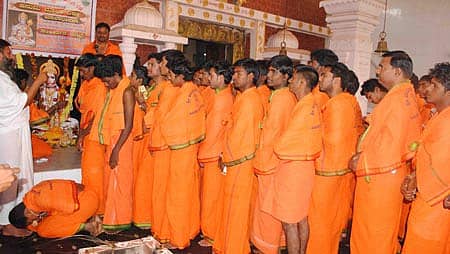 ಹೊಸಪೇಟೆಯ ವಡಕರಾಯ ದೇವಸ್ಥಾನದಲ್ಲಿ ಶುಕ್ರವಾರ ಬಜರಂಗದಳ ಹಾಗೂ ವಿಶ್ವ ಹಿಂದೂ ಪರಿಷತ್ ಕಾರ್ಯಕರ್ತರು ಹನುಮ ಮಾಲಾ ದೀಕ್ಷಾ ವ್ರತ’ ಸ್ವೀಕರಿಸಿದರು.