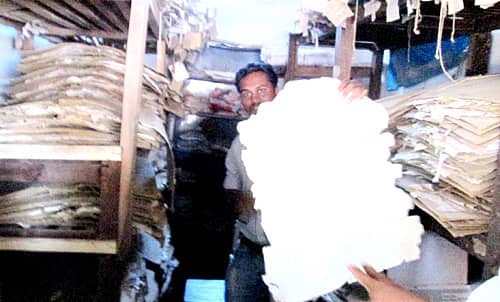 ಕುಮಟಾ ಕಂದಾಯ ಇಲಾಖೆಯ ಮೋಜಣಿ ವಿಭಾಗದ ಸಿಬ್ಬಂದಿ ಶಿಥಿಲಗೊಂಡ 175 ವರ್ಷಗಳ ಮೂಲ ಭೂ ನಕ್ಷೆಯ ದಾಖಲೆಗಳನ್ನು ತೋರಿಸಿದರು.