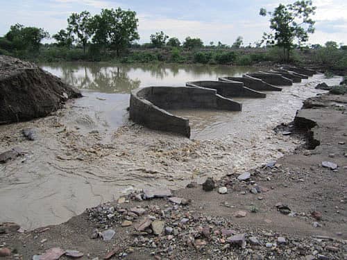 ಮಳೆ: ಹೊಡೆದು ಹೋದ ಒಡ್ಡುಗಳು