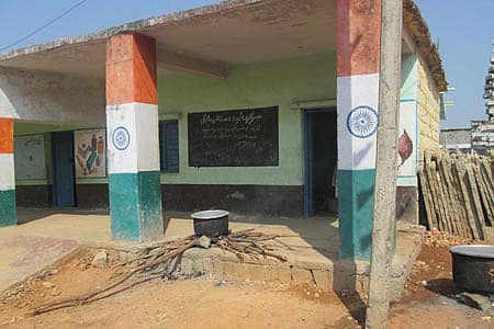 ಯಾದಗಿರಿ ಸಮೀಪದ ನಾಯ್ಕಲ್ ಗ್ರಾಮದ ಸರ್ಕಾರಿ ಹಿರಿಯ ಉರ್ದು ಪ್ರಾಥಮಿಕ ಶಾಲೆಯಲ್ಲಿ ಮಕ್ಕಳಿಗಾಗಿ ಬಯಲಲ್ಲಿಯೇ ಮಧ್ಯಾಹ್ನದ ಬಿಸಿಯೂಟ ತಯಾರಿಸುತ್ತಿರುವುದು