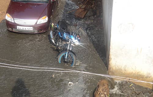 ಮುದ್ದೇಬಿಹಾಳದಲ್ಲಿ ಶುಕ್ರವಾರ ಸುರಿದ ಭಾರಿ ಮಳೆಯಿಂದ ಪಿಲೇಕಮ್ಮ ನಗರದಲ್ಲಿ ಮಳೆ ನೀರು ರಸ್ತೆ ತುಂಬಿ ಜನರು ಓಡಾಡಲು ಪರದಾಡಬೇಕಾಯಿತು