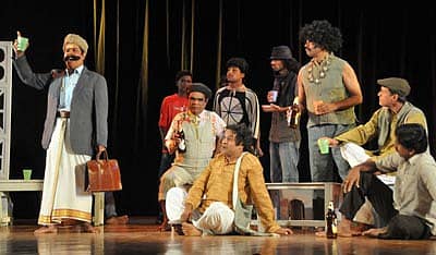 ಮೈಸೂರು ರಂಗಾಯಣದ ಕಲಾವಿದರು ಗುರುವಾರ ಧಾರವಾಡದ ಸೃಜನಾ ರಂಗಮಂದಿರಲ್ಲಿ ಬೀಚಿ ಸಾಹಿತ್ಯ ಆಧರಿತ ‘ಬೀಚಿ ಬುಲೆಟ್ಸ್‌’ ನಾಟಕವನ್ನು ಪ್ರಸ್ತುತಪಡಿಸಿದರು