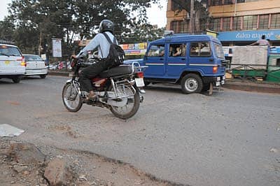 ಹುಬ್ಬಳ್ಳಿಯಲ್ಲಿರುವ ಅವೈಜ್ಞಾನಿಕ ರೋಡ್ ಹಂಪ್ಗೊಂದು ಉದಾಹರಣೆ