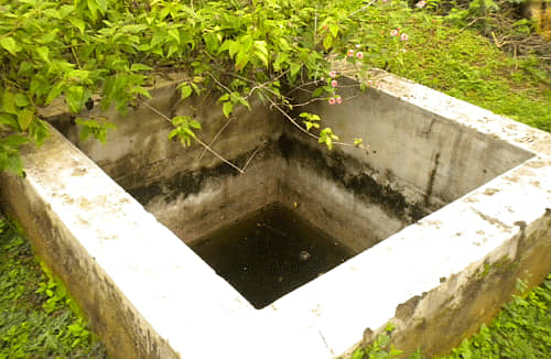 ಕುಶಾಲನಗರ ಸಮೀಪದ ಶಾಂತಿ ಬಡಾವಣೆಯಲ್ಲಿರುವ ವಾಲ್ಗುಂಡಿಯಲ್ಲಿ ಕೊಳಚೆ ನೀರು ನಿಂತಿದೆ.