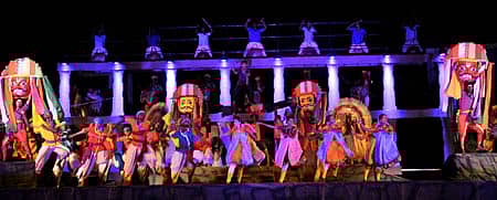 ರಂಗ ನಿರ್ದೇಶಕ ಸಿ.ಬಸವಲಿಂಗಯ್ಯ ಅವರ ನಿರ್ದೇಶನದಲ್ಲಿ 150 ಮಂದಿ ಯುವ ಕಲಾವಿದರು ವಾರ್ತಾ ಇಲಾಖೆಯ ಆಶ್ರಯದಲ್ಲಿ ಶುಕ್ರವಾರ ಮಂಗಳೂರಿನ ನೆಹರೂ ಮೈದಾನದಲ್ಲಿ ‘ಮಾನವ ಜಾತಿ ಒಂದೇ ವಲಂ’ ರೂಪಕ ಪ್ರದರ್ಶಿಸಿದರು. ಪ್ರಜಾವಾಣಿ ಚಿತ್ರ