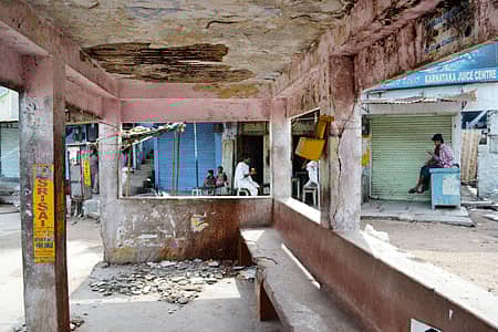 ಯಾದಗಿರಿಯ ಗಾಂಧಿ ವೃತ್ತದಲ್ಲಿರುವ ಬಸ್ ನಿಲ್ದಾಣದ ಛಾವಣಿ ಕುಸಿಯುತ್ತಿದೆ