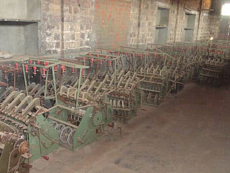 ದೂಳು ತಿನ್ನುತ್ತಿರುವ ಅಂಬರ ಚರಕಗಳು