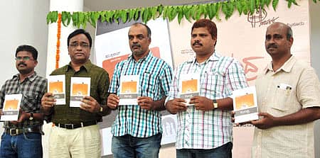 ಮೈಸೂರಿನ ಗಾಂಧಿ ಭವನದಲ್ಲಿ ನಿರಂತರ ಪ್ರಕಾಶನದ ವತಿಯಿಂದ ಭಾನುವಾರ ಏರ್ಪಡಿಸಿದ್ದ ಸಮಾರಂಭದಲ್ಲಿ ಹರಿಪ್ರಸಾದ್‌ ಅವರ  ‘ರಾಮಂದ್ರ’ ಕೃತಿಯನ್ನು ವಿಮರ್ಶಕ ಡಾ.ನಟರಾಜ್‌ ಹುಳಿಯಾರ್‌ ಬಿಡುಗಡೆ ಮಾಡಿದರು. ಸಾಹಿತಿ ಮಂಜುನಾಥ ಲತಾ, ಕತೆಗಾರ ಅಬ್ದುಲ್‌ ರಶೀದ್‌, ಪ್ರಸಾದ್‌ ಕುಂದೂರು ಇದ್ದಾರೆ.