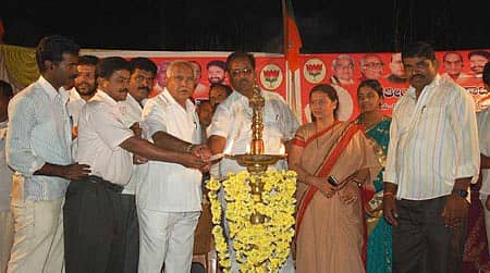 ಚಿಕ್ಕಮಗಳೂರಿನ ಮುಗುಳುವಳ್ಳಿ ಗ್ರಾಮದಲ್ಲಿ ಸೋಮವಾರ ಸಂಜೆ ನಡೆದ ಚುನಾವಣಾ ಪ್ರಚಾರ ಸಭೆಯನ್ನು ಮಾಜಿ ಮುಖ್ಯಮಂತ್ರಿ ಬಿ.ಎಸ್‌.ಯಡಿಯೂರಪ್ಪ ಉದ್ಘಾಟಿಸಿದರು.