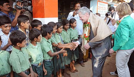 ಗುಬ್ಬಿ ತಾಲ್ಲೂಕು ಮುದ್ದಪುರಕ್ಕೆ ಶನಿವಾರ ಭೇಟಿ ನೀಡಿದ್ದ ಜರ್ಮನಿ ಅಧ್ಯಕ್ಷ ಜೋಕಿಮ್‌ಗೌಕ್‌ ದಂಪತಿ ಶಾಲಾ ಮಕ್ಕಳಿಗೆ ಶುಭಾಶಯ ಹೇಳಿದರು.