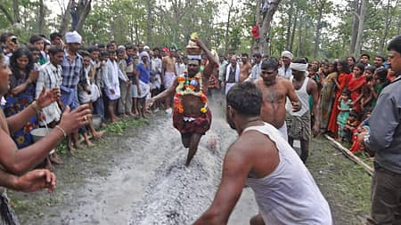 ಗುಂಡ್ಲುಪೇಟೆ ತಾಲ್ಲೂಕಿನ ಮೂಲೆಹೊಳೆ ಅರಣ್ಯದ ನಡುವೆ ಇರುವ ಐನೂರು ಮಾರಮ್ಮ ದೇವಸ್ಥಾನ ಆವರಣದಲ್ಲಿ ಮಂಗಳವಾರ ನಡೆದ ಕೊಂಡೋತ್ಸವದಲ್ಲಿ ಹೊಂಗಹಳ್ಳಿ ಗ್ರಾಮದ ತಮ್ಮಡಿ ಸಿದ್ದಪ್ಪ ಕೊಂಡ ಹಾಯುತ್ತಿರುವುದು