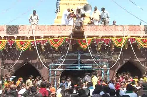 ಮೂಡಲಗಿ ಸಮೀಪದ ಕುಲಿಗೋಡ ಗ್ರಾಮದಲ್ಲಿ ಬಲಭೀಮ ದೇವರ ಕಾರ್ತಿಕೋತ್ಸವದಲ್ಲಿ ದೇವಸ್ಥಾನದ ಮೇಲಿನಿಂದ ಮಕ್ಕಳನ್ನು ಎಸೆಯುವ ಮೂಲಕ ಹರಕೆ ತೀರಿಸುತ್ತಿರುವುದು.