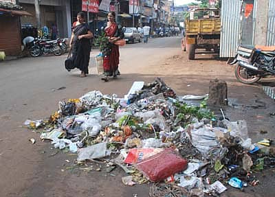 ಬೆಳಗಾವಿಯ ಗಣಪತಿ ಗಲ್ಲಿಯ ರಸ್ತೆಯ ಪಕ್ಕದಲ್ಲೇ ತ್ಯಾಜ್ಯಗಳನ್ನು ಎಸೆದಿರುವುದು.