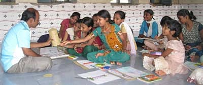 ಬಳ್ಳಾರಿಯ ಸರ್ಕಾರಿ ಬಾಲಮಂದಿರದಲ್ಲಿ ಇತ್ತೀಚೆಗೆ ಏರ್ಪಡಿಸಿದ್ದ ಬೇಸಿಗೆ ಶಿಬಿರದಲ್ಲಿ ಮಕ್ಕಳಿಗೆ ಕಾಗದದಿಂದ ವಿವಿಧ ಕಲಾಕೃತಿಗಳನ್ನು ತಯಾರಿಸುವ ಕುರಿತು ತರಬೇತಿ ನೀಡಲಾಯಿತು.