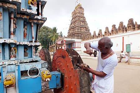 ಚಾಮರಾಜನಗರದಲ್ಲಿ ಚಾಮರಾಜೇಶ್ವರ ಸ್ವಾಮಿ ರಥೋತ್ಸವದ ಹಿನ್ನೆಲೆಯಲ್ಲಿ ರಥದ ಚಕ್ರಗಳ ದುರಸ್ತಿ ಕಾರ್ಯ ನಡೆಯುತ್ತಿದೆ.