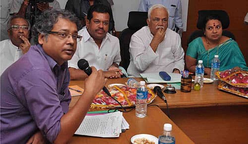 ಹೊಸಪೇಟೆಯ ಅಮರಾವತಿ ಪ್ರವಾಸಿ ಮಂದಿರದಲ್ಲಿ ಸೋಮವಾರ ಆಯೋಜಿಸಿದ್ದ ಹಂಪಿ ಉತ್ಸವದ ಉನ್ನತ ಮಟ್ಟದ ಸಭೆಯಲ್ಲಿ ಜಿಲ್ಲಾಧಿಕಾರಿ ಅಮ್ಲಾನ್ ಆದಿತ್ಯ ಬಿಸ್ವಾಸ್ ಮಾತನಾಡಿದರು. ಜಿಲ್ಲಾ ಉಸ್ತುವಾರಿ ಸಚಿವ ಪಿ.ಟಿ.ಪರಮೇಶ್ವರ ನಾಯಕ, ಪ್ರವಾಸೋದ್ಯಮ ಸಚಿವ ಆರ್.ವಿ.ದೇಶಪಾಂಡೆ, ಕನ್ನಡ ಮತ್ತು ಸಂಸ್ಕೃತಿ ಖಾತೆ ಸಚಿವೆ ಉಮಾಶ್ರೀ ಚಿತ್ರದಲ್ಲಿದ್ದಾರೆ.