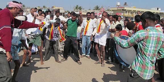 ಹಿರೀಸಾವೆ ಹೋಬಳಿಯಲ್ಲಿ ಶಾಶ್ವತ ನೀರಾವರಿ ಯೋಜನೆ ಮಂಜೂರು ಮಾಡಬೇಕು ಎಂದು ಆಗ್ರಹಿಸಿ ವಿವಿಧ ಸಂಘಟನೆಗಳು ಭಾನುವಾರ ಹಮ್ಮಿಕೊಂಡಿದ್ದ ಕಾಲ್ನಡಿಗೆ ಜಾಥಾದಲ್ಲಿ ರೈತರು ಜನಪದ ಶೈಲಿಯ ನೃತ್ಯ ಮಾಡಿದರು.