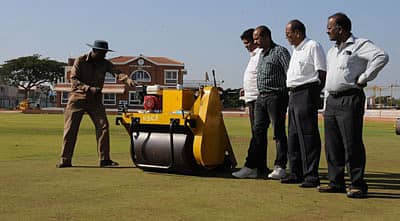 ಕರ್ನಾಟಕ ಮತ್ತು ಪಂಜಾಬ್‌ ನಡುವೆ ಇದೇ 14ರಿಂದ ನಡೆಯಲಿರುವ ರಣಜಿ ಪಂದ್ಯಕ್ಕಾಗಿ ಹುಬ್ಬಳ್ಳಿಯ ರಾಜನಗರ ಕೆಎಸ್‌ಸಿಎ ಮೈದಾನ ಸಜ್ಜುಗೊಳಿಸುವುದನ್ನು ಕೆಎಸ್‌ಸಿಎ ಧಾರವಾಡ ವಲಯ ಅಧ್ಯಕ್ಷ ವೀರಣ್ಣ ಸವಡಿ, ಶಿವಾನಂದ ಗುಂಜಾಳ, ಬಾಬಾ ಭೂಸದ ಹಾಗೂ ಕೆ.ಎಸ್‌.ರಘುರಾಂ ವೀಕ್ಷಿಸಿದರು