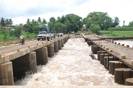 ನಿಪ್ಪಾಣಿ: ಸಮೀಪದ ಸಿದ್ನಾಳ ಗ್ರಾಮದಲ್ಲಿಯ ವೇದಗಂಗಾ ನದಿಗೆ ಹೊಸದಾಗಿ ನಿರ್ಮಿಸಿರುವ ಕಿರು ಸೇತುವೆಯಿಂದಾಗಿ ಜನಜೀವನ ಸುಸೂತ್ರವಾಗಿ ನಡೆದಿದೆ.