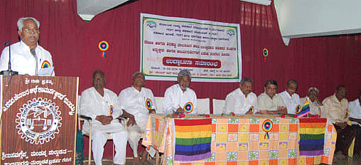 ಗದಗ ಜಿಲ್ಲಾ ವಾಣಿಜ್ಯೋದ್ಯಮ ಸಂಸ್ಥೆಯಲ್ಲಿ ರೋಣ ಹಾಗೂ ಶಿರಹಟ್ಟಿ ತಾಲ್ಲೂಕಿನ ಹಾಲು ಉತ್ಪಾದಕರ ಸಹಕಾರ ಸಂಘಗಳ ಅಧ್ಯಕ್ಷರಿಗೆ ಹಾಗೂ ಕಾರ್ಯದರ್ಶಿಗಳಿಗೆ ಏರ್ಪಡಿಸಿದ್ದ ವಿಶೇಷ ತರಬೇತಿ ಶಿಬಿರದಲ್ಲಿ ಧಾರವಾಡ ಕೆ.ಸಿ.ಸಿ. ಬ್ಯಾಂಕ್ ಅಧ್ಯಕ್ಷ ಐ.ಎಸ್.ಪಾಟೀಲ ಮಾತನಾಡಿದರು. ಧಾರವಾಡ ಹಾಲು ಒಕ್ಕೂಟದ ವ್ಯವಸ್ಥಾಪಕ ನಿರ್ದೇಶಕ ಡಾ. ರಾಮಚಂದ್ರ ಭಟ್, ಜಿಲ್ಲಾ ಸಹಕಾರಿ ಯೂನಿಯನ್ ಅಧ್ಯಕ್ಷ ಶಿವಕುಮಾರಗೌಡ ಪಾಟೀಲ ಇದ್ದಾರೆ