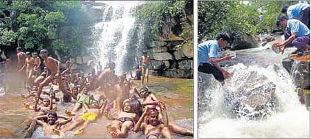 ಹನುಮಸಾಗರ ಸಮೀಪದ ಕಬ್ಬರಗಿ ಜಲಪಾತದದಲ್ಲಿ ಮಜ ಉಡಾಯಿಸುತ್ತಿರುವ ಬಾಲಕರು (ಎಡಚಿತ್ರ) ಹಾಗೂ ಊಟ ಮಾಡಿದ ತಟ್ಟೆ ತೊಳೆಯಲು ನೆರವಾದ ಕಿರುಜಲಪಾತ