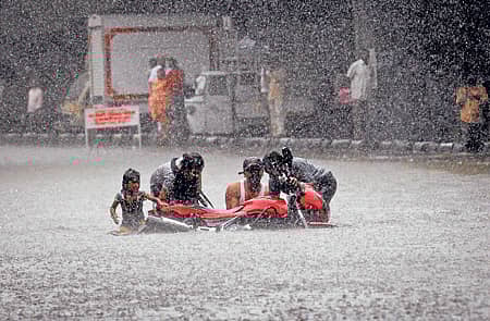 ಮುಂಬೈನಲ್ಲಿ ಮಳೆಯಿಂದಾಗಿ ನೀರು ತುಂಬಿದ ರಸ್ತೆಯಲ್ಲಿ ಮೋಟಾರ್ ಬೈಕ್ ಸವಾರರು ಉರುಳಿ ಬಿದ್ದಾಗ ಸ್ಥಳೀಯರು ನೆರವಿಗೆ ಬಂದರು