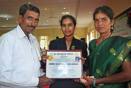 ಪೋಷಕರಾದ ಶಿವನಂಜಯ್ಯ ಮತ್ತು ಮಹದೇವಮ್ಮ ಅವರೊಂದಿಗೆ ಚಿನ್ನದ ಪದಕ ವಿಜೇತೆ ಎಸ್.ಶಾಂಭವಿ